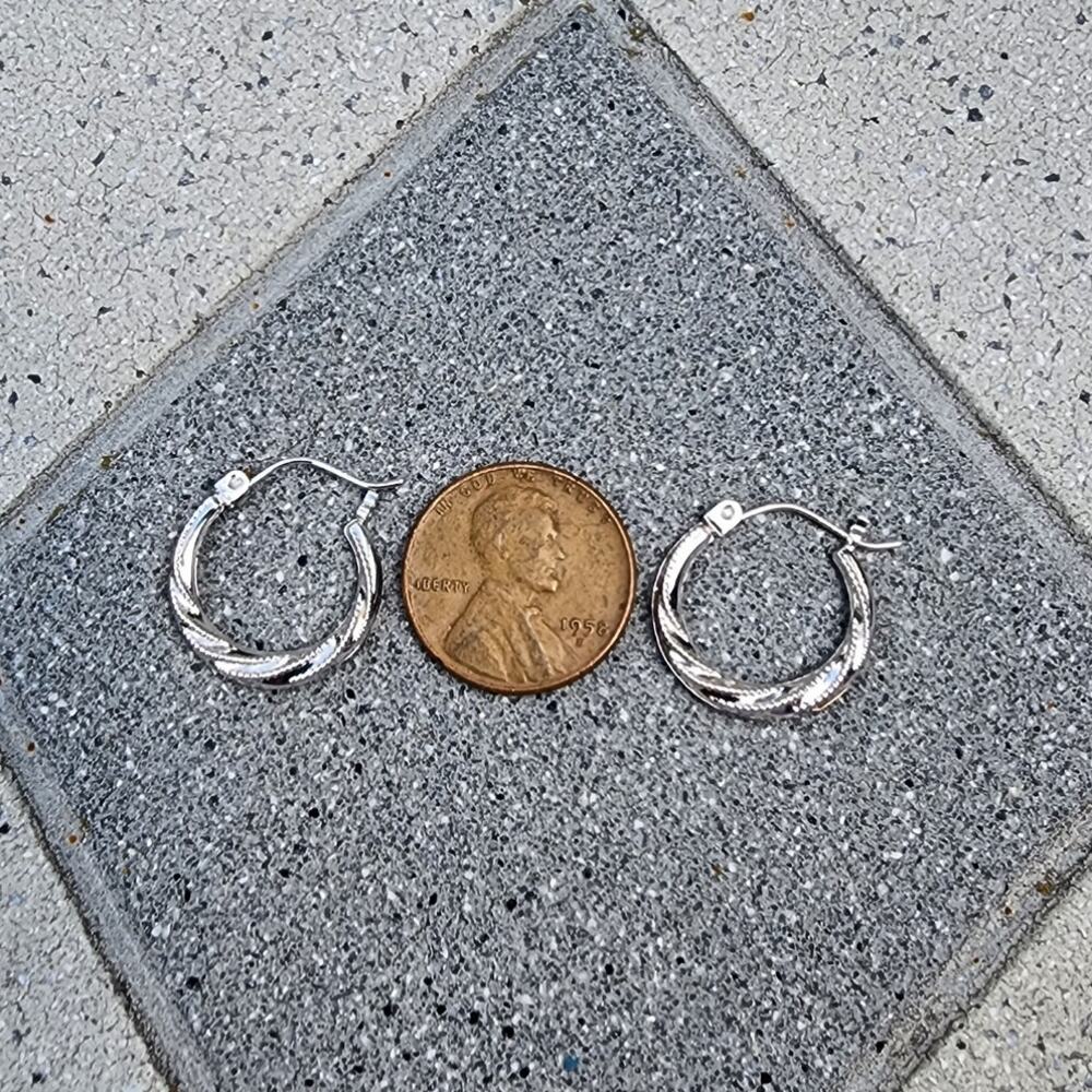 Vintage 14K Fine White Gold Corrugated Round Hoop Earrings - Picture 6 of 10